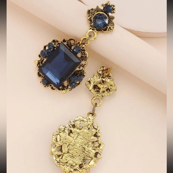 SAPPHIRE BLUE SIMULATED GEMSTONE ANTIQUE GOLD TONE DANGLE DROP EARRINGS - Picture 4 of 8